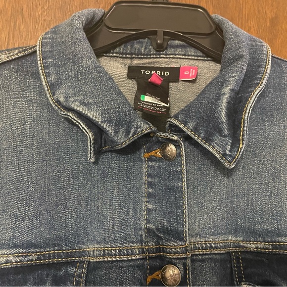 Torrid Classic Medium Wash Denim Jean Trucker Jacket Plus Size 0 Stretch - Picture 2 of 11